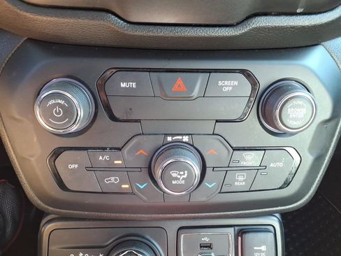 Used 2018 Jeep Renegade Trailhawk w/ Cold Weather Group II AWD/4WD image 24