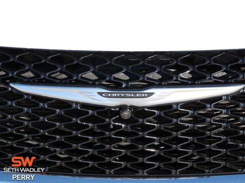 Used 2024 Chrysler Pacifica Touring-L image 11