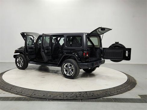 Used 2018 Jeep Wrangler Unlimited Sahara image 13