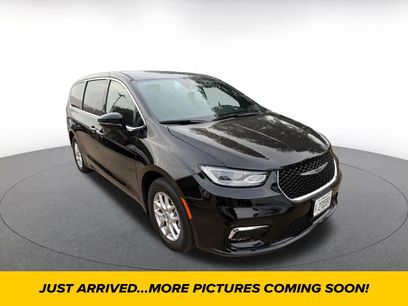 Used 2025 Chrysler Pacifica Select