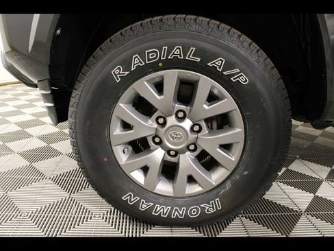 Used 2019 Toyota Tacoma SR5 AWD/4WD image 27