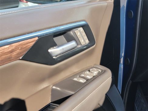 Used 2025 Chevrolet Suburban LT w/ Comfort Package image 14