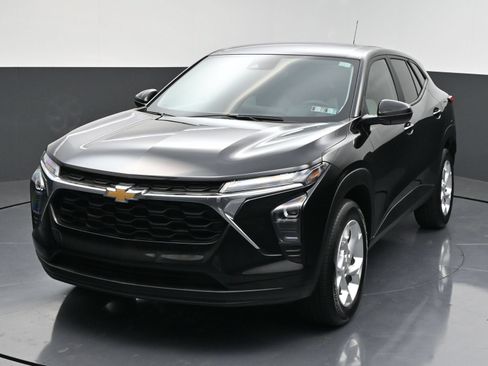 Used 2025 Chevrolet Trax LS w/ LS Convenience Package FWD image 3