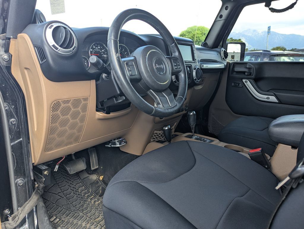 Used 2013 Jeep Wrangler Unlimited Sahara w/ Max Tow Pkg AWD/4WD image 15