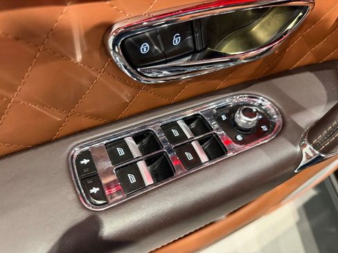 Used 2018 Bentley Bentayga AWD/4WD image 28