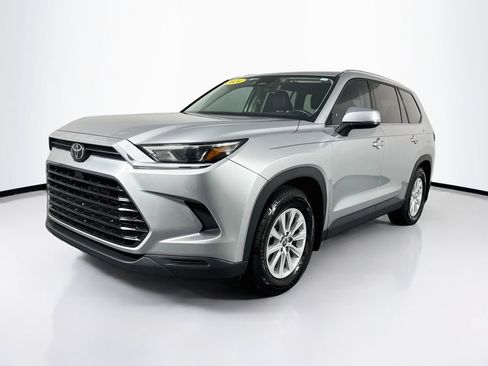Used 2024 Toyota Grand Highlander FWD image 3