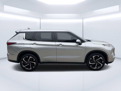 Used 2024 Mitsubishi Outlander SE FWD image 2