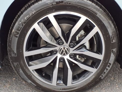 Certified 2025 Volkswagen Jetta SE w/ Sunroof Package image 9