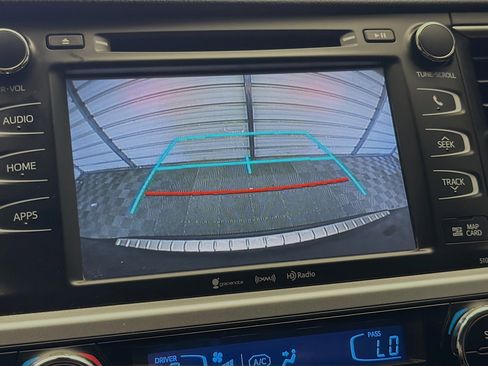 Used 2019 Toyota Highlander SE FWD image 16
