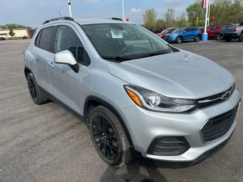 Used 2022 Chevrolet Trax LT w/ Driver Confidence Package FWD image 3