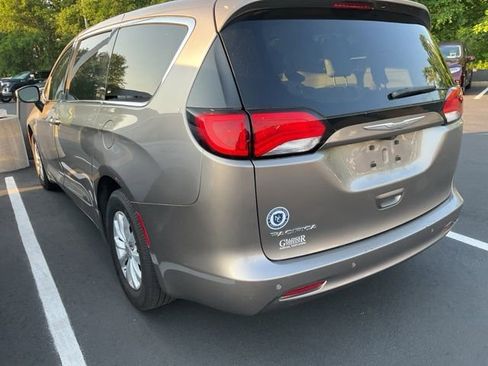 Used 2017 Chrysler Pacifica Touring w/ Tire & Wheel Group FWD image 8