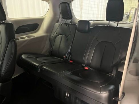 Used 2024 Chrysler Pacifica Touring-L image 23