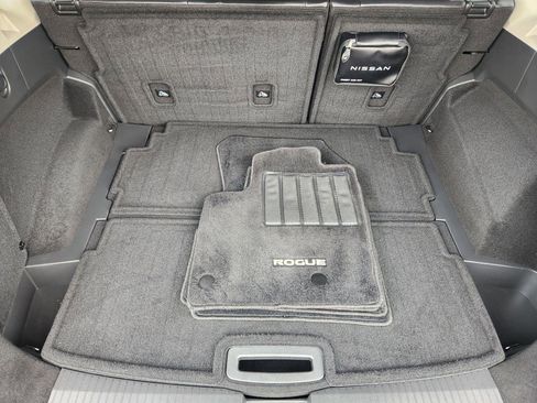 Used 2022 Nissan Rogue Platinum w/ Head-Up Display Package image 13