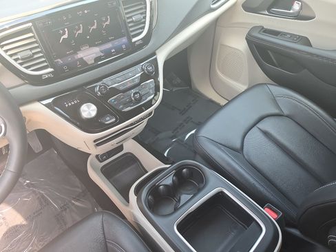 Used 2024 Chrysler Pacifica Touring-L FWD image 10