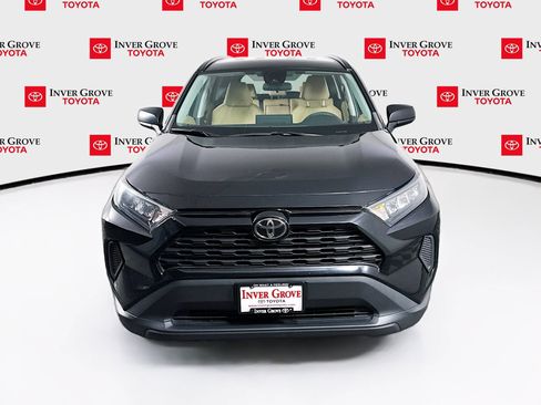 Used 2021 Toyota RAV4 LE AWD/4WD image 2