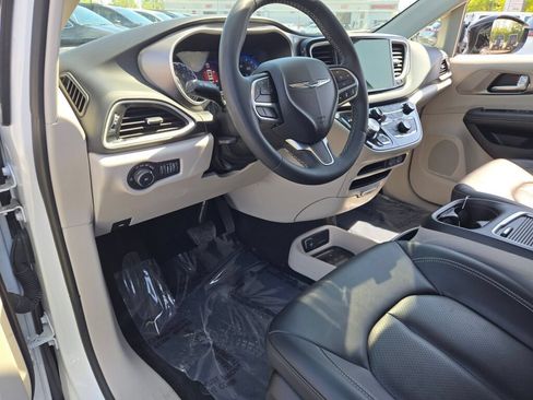 Certified 2024 Chrysler Pacifica Touring-L FWD image 27