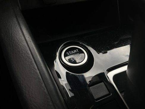 Used 2025 Nissan Versa SV FWD image 23