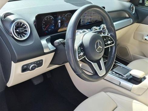 Used 2022 Mercedes-Benz GLB 250 4MATIC image 9