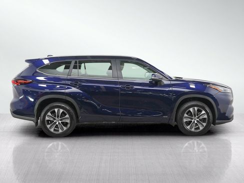 Used 2025 Toyota Highlander XLE AWD/4WD image 6