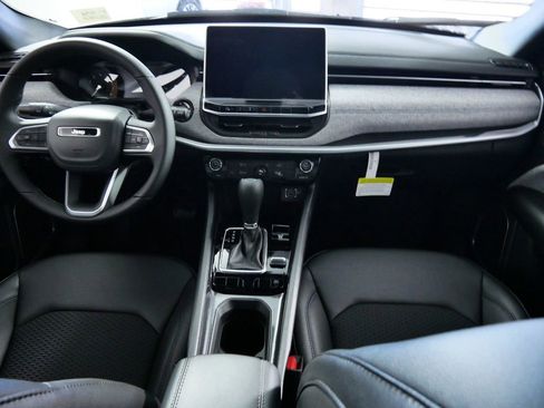 Used 2024 Jeep Compass Latitude image 5