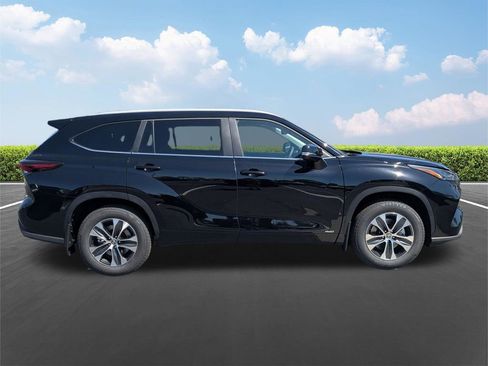 New 2026 Toyota Highlander XLE AWD/4WD image 3