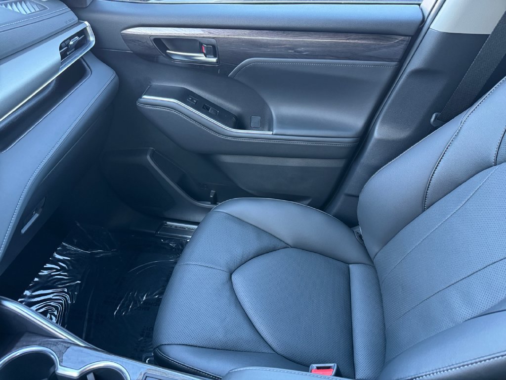 Certified 2026 Toyota Highlander Limited AWD/4WD image 30