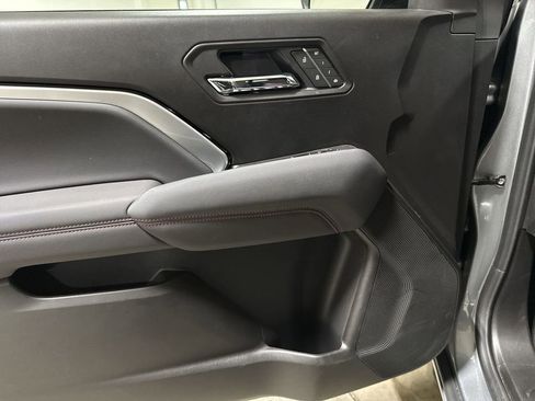 Used 2025 Chevrolet Colorado Z71 w/ Technology Package AWD/4WD image 21