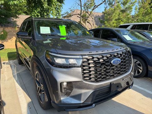 Used 2025 Ford Explorer ST-Line w/ Premium Package RWD image 2