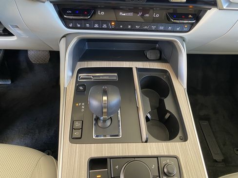Used 2026 MAZDA CX-90 Plug-In Hybrid w/ Premium Plus AWD/4WD image 8
