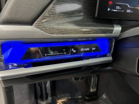 Used 2024 BMW 740i image 32