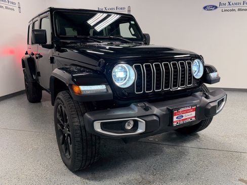 Used 2025 Jeep Wrangler Unlimited Sahara w/ Safety Group AWD/4WD image 35