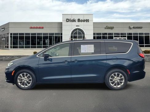 Used 2023 Chrysler Pacifica Touring-L AWD/4WD image 2