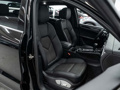 Used 2024 Porsche Macan AWD/4WD image 11
