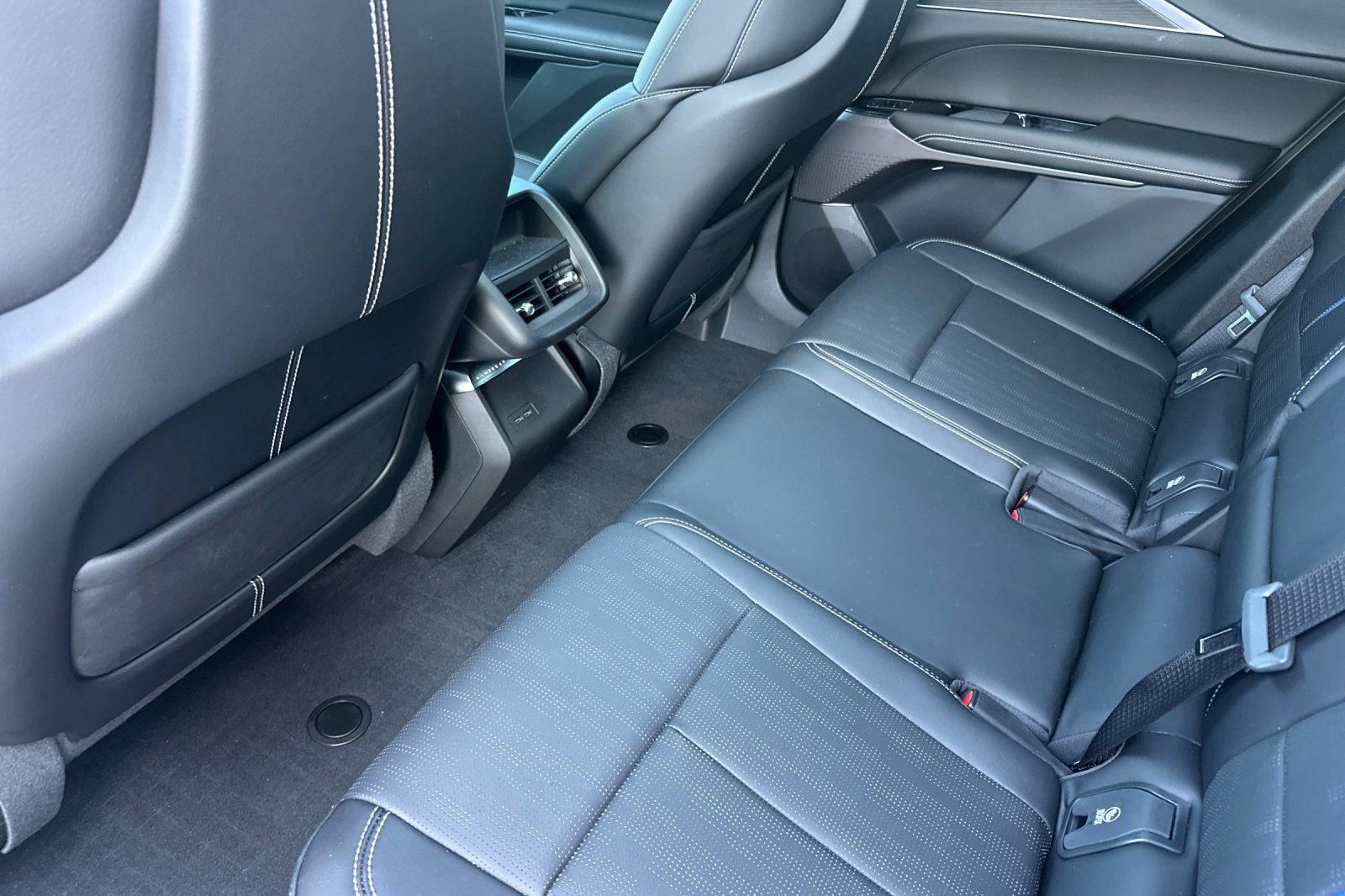 Used 2025 Cadillac Lyriq Luxury AWD/4WD image 14
