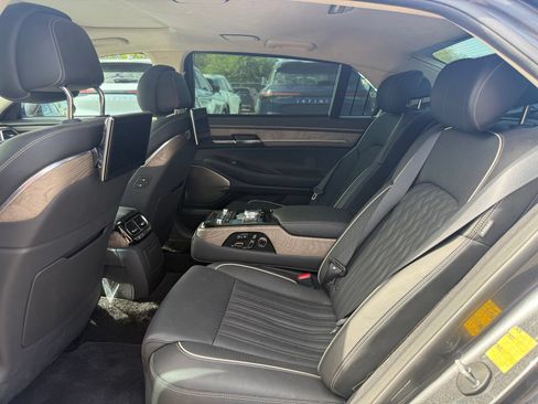 Used 2022 Genesis G90 5.0 Ultimate RWD image 9
