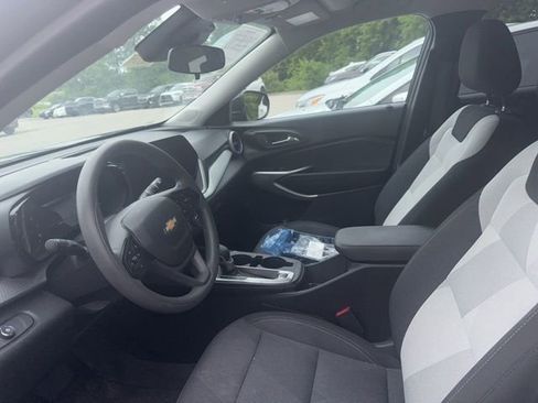 Used 2024 Chevrolet Trax LS w/ LS Convenience Package FWD image 5