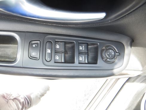 Used 2016 Jeep Renegade Limited image 14