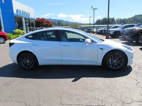 Used 2020 Tesla Model 3 Standard Range Plus RWD image 9