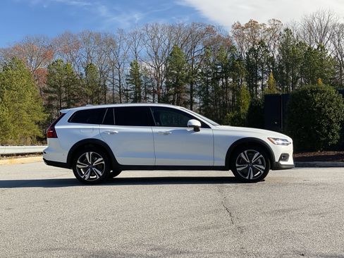 Used 2025 Volvo V60 B5 Cross Country Plus image 5