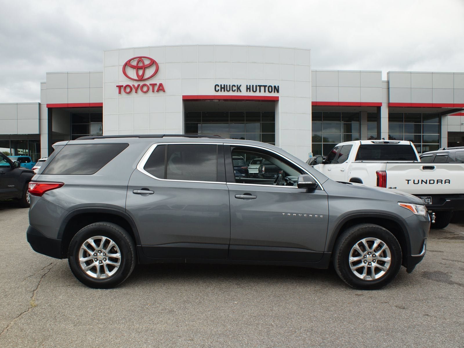 Used 2020 Chevrolet Traverse LT FWD image 1