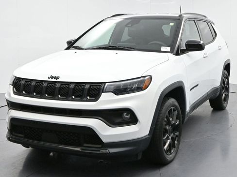 Used 2023 Jeep Compass Latitude AWD/4WD image 3