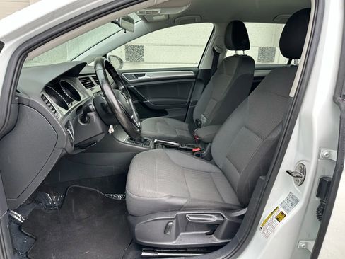 Used 2017 Volkswagen Golf S image 9
