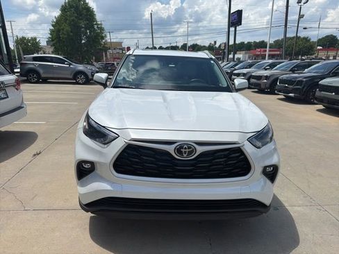 Used 2023 Toyota Highlander XLE FWD image 3