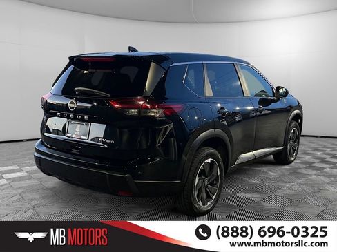 Used 2024 Nissan Rogue SV image 3