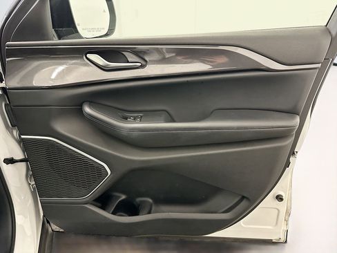 Used 2023 Jeep Grand Cherokee Altitude image 33