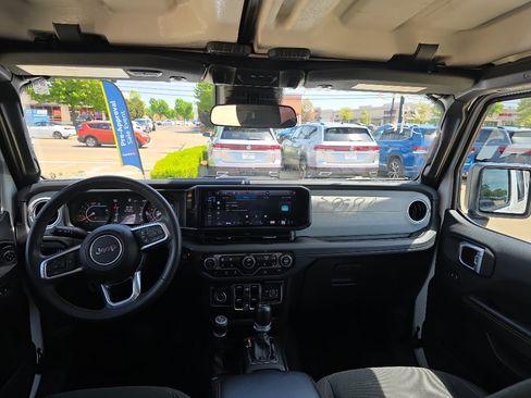 Used 2024 Jeep Wrangler Sahara AWD/4WD image 16