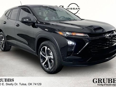 Used 2025 Chevrolet Trax RS w/ Driver Confidence Package FWD image 1