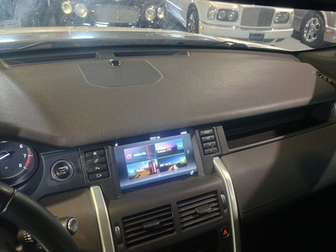 Used 2019 Land Rover Discovery Sport SE image 18