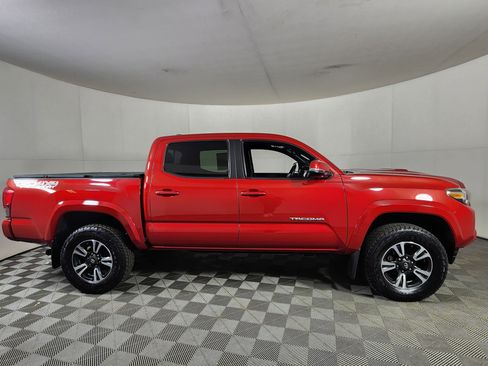 Used 2017 Toyota Tacoma TRD Off-Road image 8