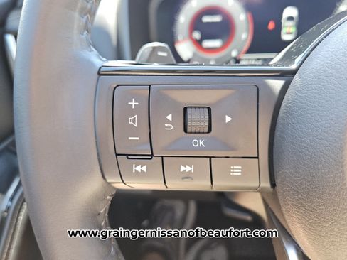 Used 2024 Nissan Rogue SL FWD image 12
